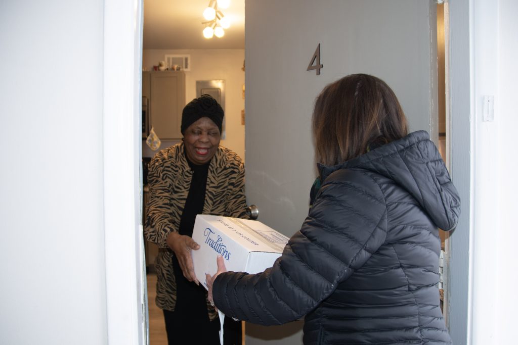Linda Stone delivering meals to a MOW client.